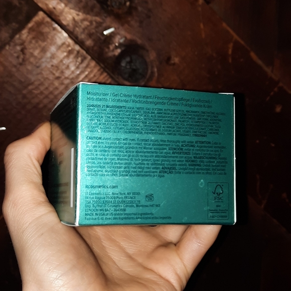 It Confidence in a Gel Cream Moisturizer - Picture 4 of 5